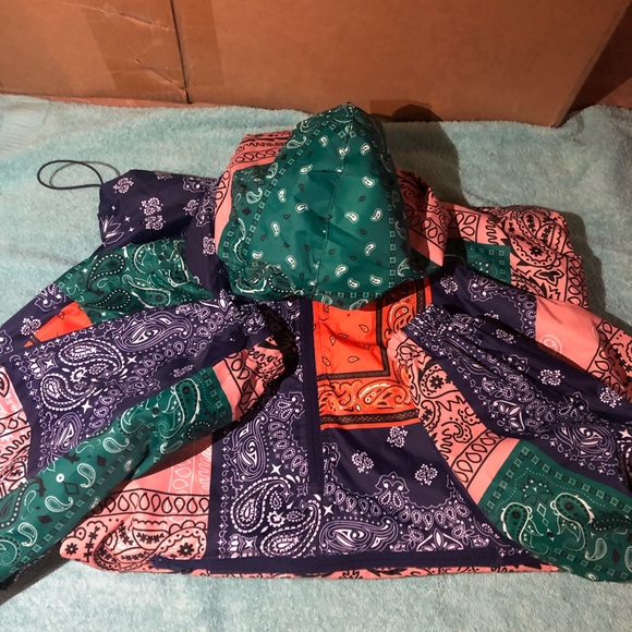 Size medium pullover - Picture 2 of 4